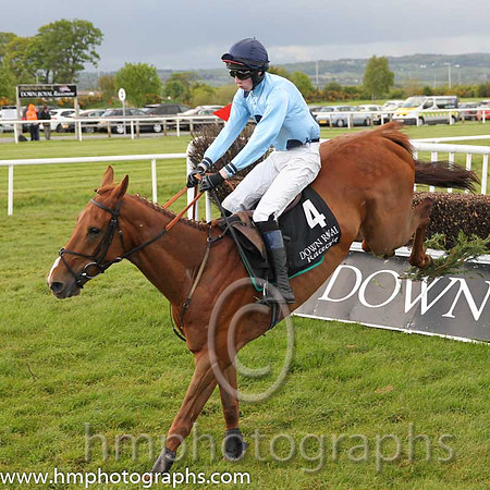06th Keep On Track ( 4 , light blue, three dark blue spots ) and L.A. McKenna (7) - Trainer : I. R. Ferguson - Owner : W. Porter
