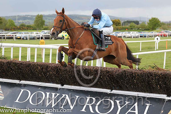 06th Keep On Track ( 4 , light blue, three dark blue spots ) and L.A. McKenna (7) - Trainer : I. R. Ferguson - Owner : W. Porter