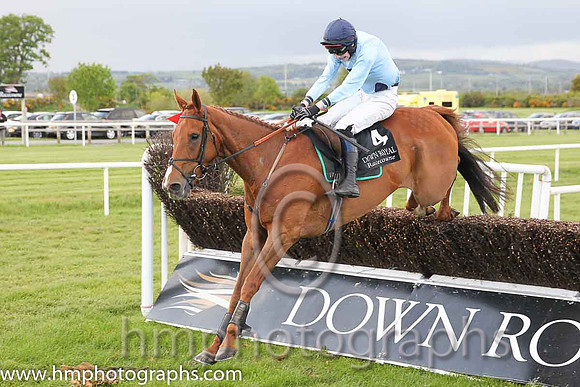 06th Keep On Track ( 4 , light blue, three dark blue spots ) and L.A. McKenna (7) - Trainer : I. R. Ferguson - Owner : W. Porter