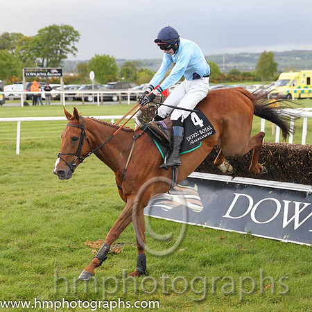 06th Keep On Track ( 4 , light blue, three dark blue spots ) and L.A. McKenna (7) - Trainer : I. R. Ferguson - Owner : W. Porter