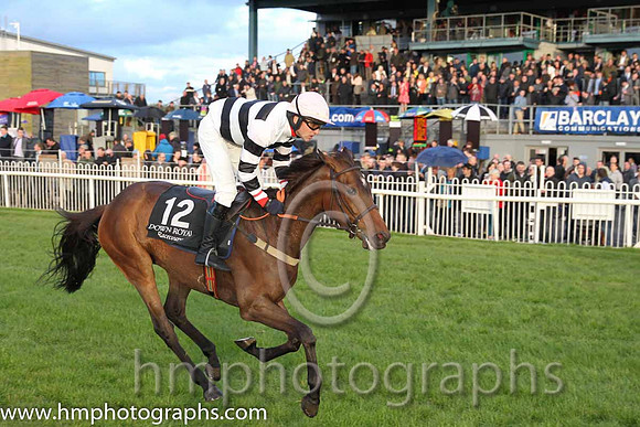 07th Zagnzig ( 12 , black and white hoops ) and N. Gault (7) - Trainer : W J Bryson - Owner : John Bryson