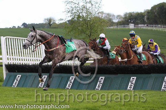 06th Colourful Hawk ( 3 , yellow and blue check ) and T.P. Treacy - Trainer : H. Smyth - Owner : H. Smyth