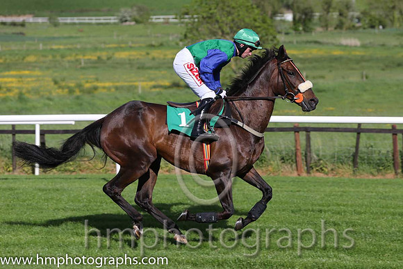 07th Ordinary Man ( 1 , green, blue stripe ) and J.J. Burke - Trainer : W.J. Burke - Owner : Simply The Best Syndicate