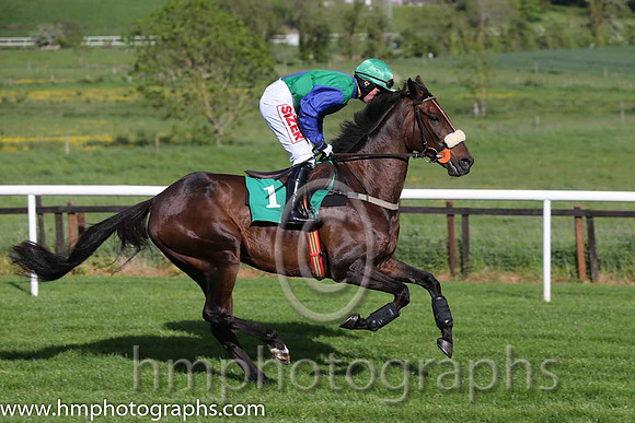 07th Ordinary Man ( 1 , green, blue stripe ) and J.J. Burke - Trainer : W.J. Burke - Owner : Simply The Best Syndicate