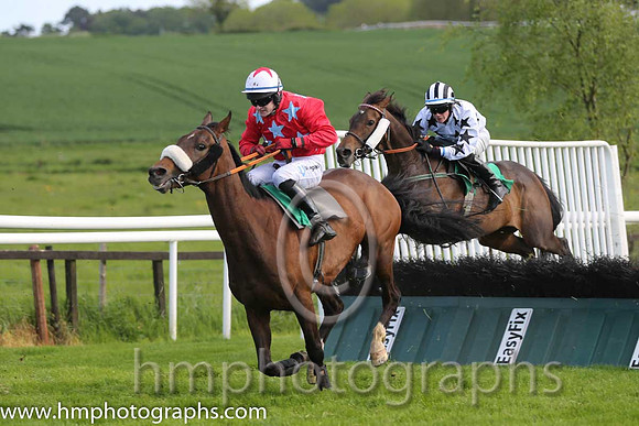 04th Udo's Choice ( 11 , red, grey stars ) and K.C. Sexton - Trainer : P.J. Rothwell - Owner : Oliver Barden
