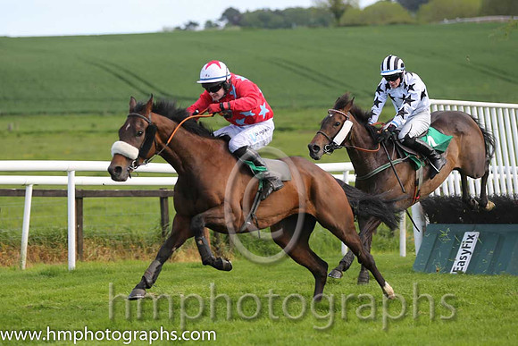 05th Binowagh Bay ( 4 , white, blue stars ) and D.J. Mullins (5) - Trainer : Brian M. McMahon - Owner : Michael Feeney