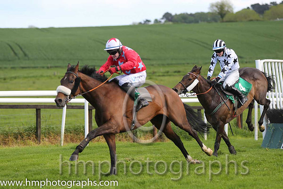 05th Binowagh Bay ( 4 , white, blue stars ) and D.J. Mullins (5) - Trainer : Brian M. McMahon - Owner : Michael Feeney