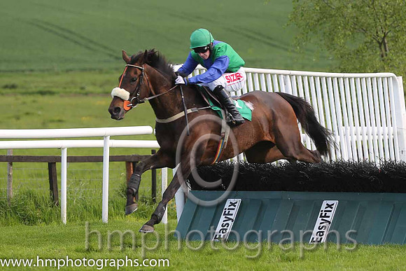 07th Ordinary Man ( 1 , green, blue stripe ) and J.J. Burke - Trainer : W.J. Burke - Owner : Simply The Best Syndicate