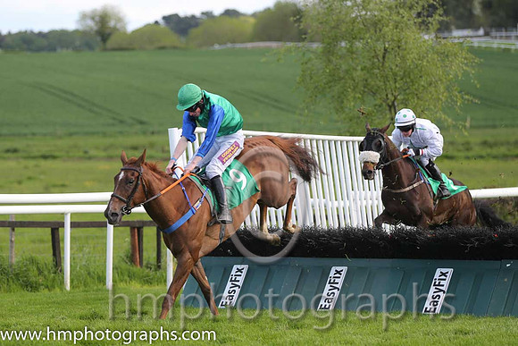 09th Desert Roe ( 7 , white, green seams ) and L.P. Dempsey (3) - Trainer : J.R. Barry - Owner : D. Gray