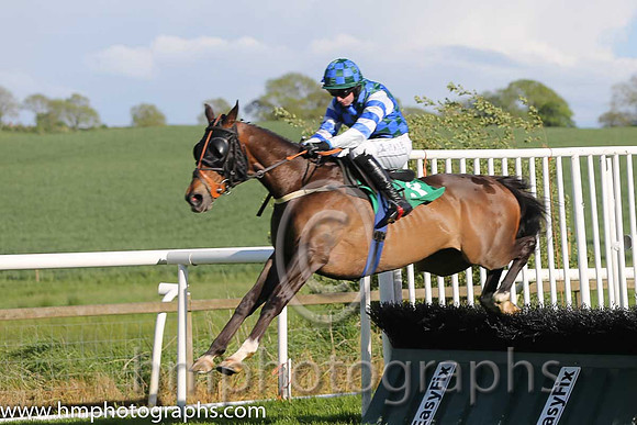 10th Ashjar (FR) ( 3 , blue and black check ) and N.P. Madden - Trainer : C.A.McBratney - Owner : T.I Lindsay