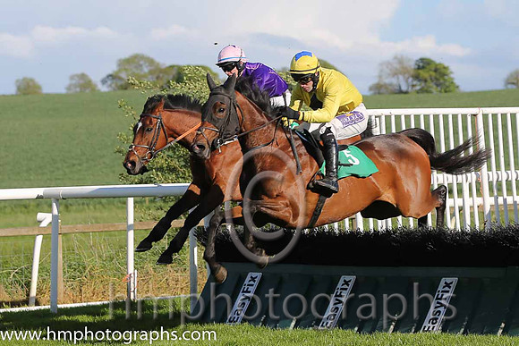 04th Lilly The Lioness ( 5 , yellow, black diamond ) and B.T. O'Connell - Trainer : Garrett James Power - Owner : P.McCarthy