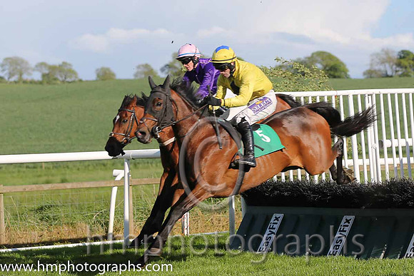 04th Lilly The Lioness ( 5 , yellow, black diamond ) and B.T. O'Connell - Trainer : Garrett James Power - Owner : P.McCarthy