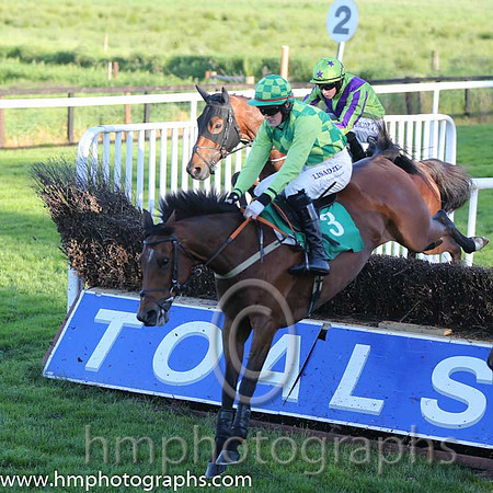 09th Fiery Oscar ( 3 , green and light green check ) and G.N. Fox (3) - Trainer : Rodger Sweeney - Owner : Patrick Convery