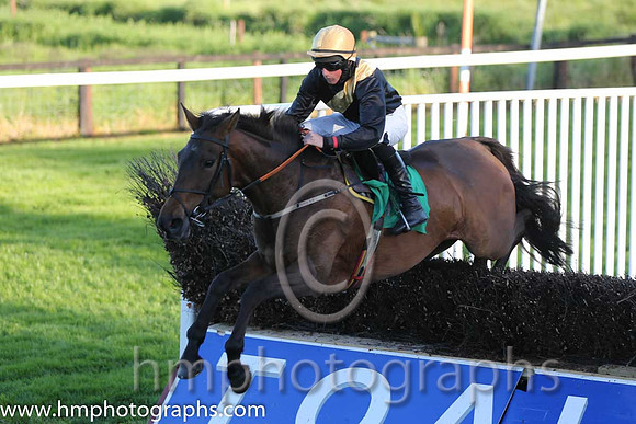 06th Waltz Legend ( 7 , black , yellow sash ) and C.D. Maxwell (3) - Trainer : Liam Lennon - Owner : Niall Delany