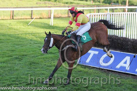 10th Deputy Consort (USA) ( 5 , yellow, red cross belts ) and K. Ferris (7) - Trainer : R. K. Watson - Owner : T.B. Ferris