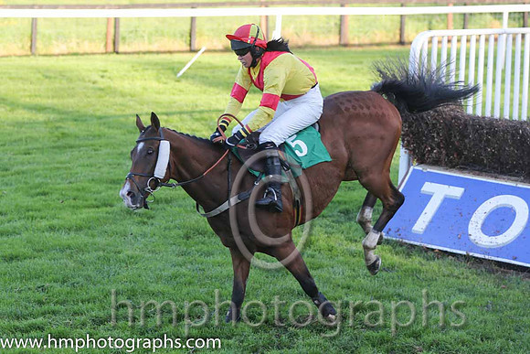 10th Deputy Consort (USA) ( 5 , yellow, red cross belts ) and K. Ferris (7) - Trainer : R. K. Watson - Owner : T.B. Ferris