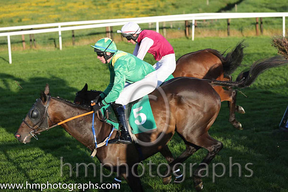 07th PU Mags Bill ( 5 , green. white epaulettes ) and S. Clements (3) - Trainer : P.G.Coffey - Owner : P.G.Coffey