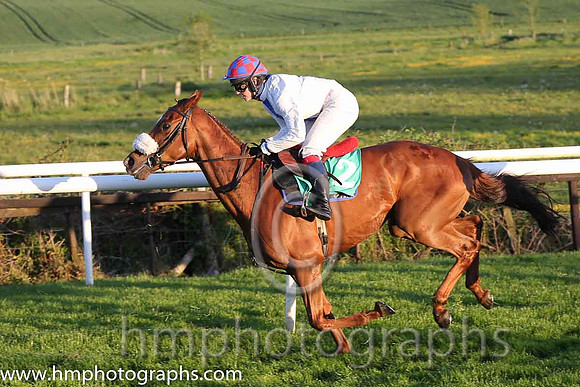 06th Benvardin ( 2 , white, blue stripe ) and M. O'Sullivan (7) - Trainer : I. R. Ferguson - Owner : Mrs J.K.Ferguson