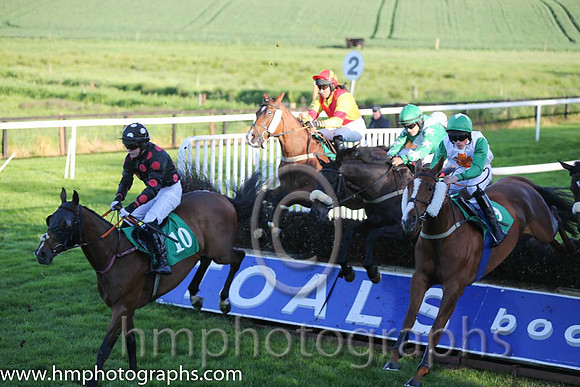 04th St Maxime ( 9 , white, orange cross ) and J.B. Kane (7) - Trainer : Gavin Cromwell - Owner : DT Racing Club