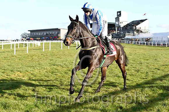 Realt Dubh & P Carberry - 4th (8, royal blue, white cross sashes) - CU2D4861-e2