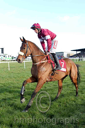 Quito De La Roque & D N Russell - 3rd (7, maroon, white star, maroon cap) - CU2D4870-e