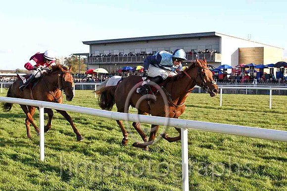 First Lieutenant & B J Cooper - 2nd (3, maroon, white star, white cap) & Kauto Stone & D A Jacob - Winner (6, Light blue and dark blue chevrons) - CU2D4883-e