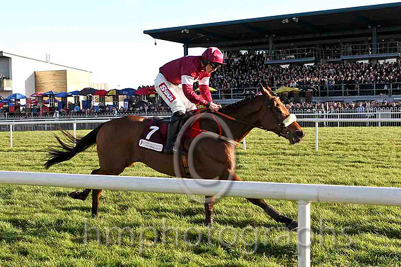 Quito De La Roque & D N Russell - 3rd (7, maroon, white star, maroon cap) - CU2D4889-e
