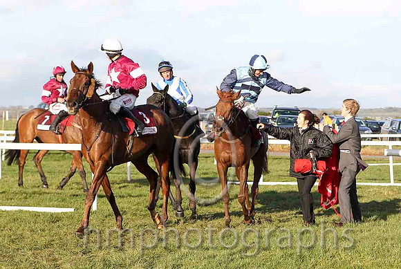 First Lieutenant & B J Cooper - 2nd (3, maroon, white star, white cap) & Kauto Stone & D A Jacob - Winner (6, Light blue and dark blue chevrons) - CU2D4903-e