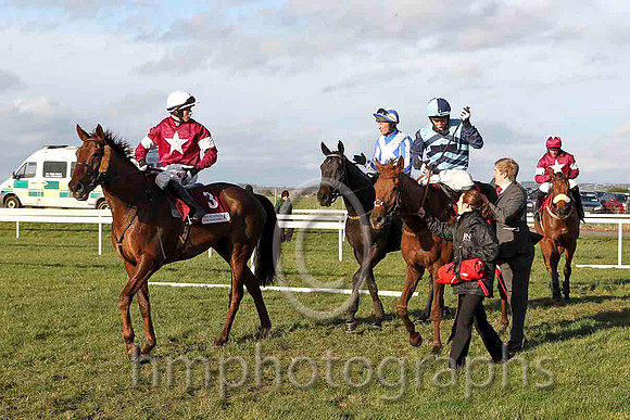 First Lieutenant & B J Cooper - 2nd (3, maroon, white star, white cap) & Kauto Stone & D A Jacob - Winner (6, Light blue and dark blue chevrons) - CU2D4908-e