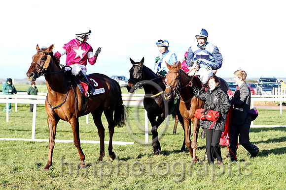 First Lieutenant & B J Cooper - 2nd (3, maroon, white star, white cap) & Kauto Stone & D A Jacob - Winner (6, Light blue and dark blue chevrons) - CU2D4907-e