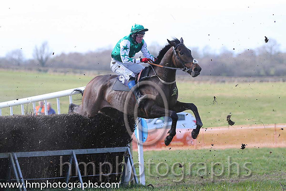 04th Funny Irish ( 9 )  J T Carroll - Trainer: Michael Goff - green