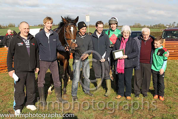 01st The Sophster ( 10 )  Derek O'Connor - Trainer: Ben Arthey - green, red diamond