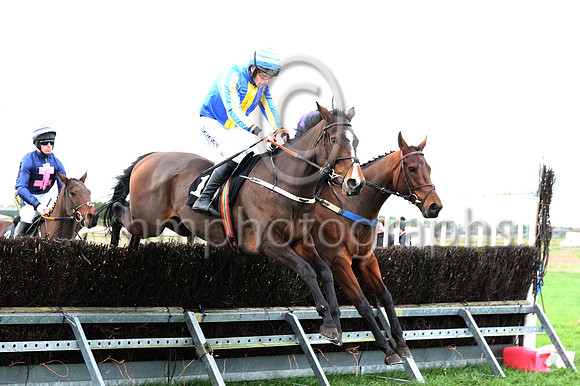 01st ROUND THE SQUARE and B G Crawford ( 10 , ROYAL BLUE,yellow stripe; royal blue &amp; yellow striped sleeves; royal blue &amp; yellow hooped cap ) Trainer: S.R.B. Crawford,, Owner : Crawford, Clair