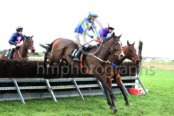 01st ROUND THE SQUARE and B G Crawford ( 10 , ROYAL BLUE,yellow stripe; royal blue &amp; yellow striped sleeves; royal blue &amp; yellow hooped cap ) Trainer: S.R.B. Crawford,, Owner : Crawford, Clair