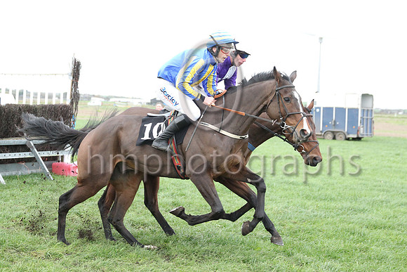 01st ROUND THE SQUARE and B G Crawford ( 10 , ROYAL BLUE,yellow stripe; royal blue &amp; yellow striped sleeves; royal blue &amp; yellow hooped cap ) Trainer: S.R.B. Crawford,, Owner : Crawford, Clair