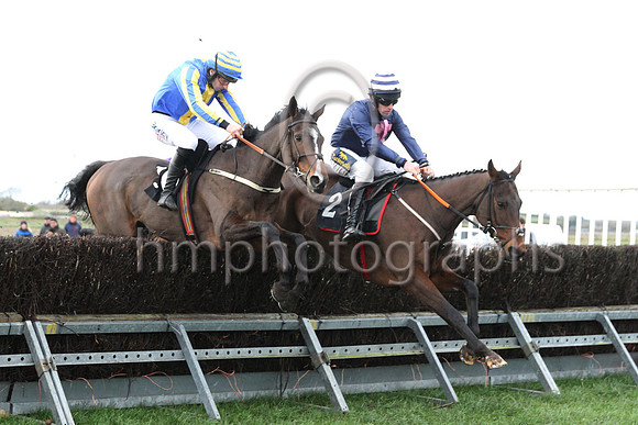 01st ROUND THE SQUARE and B G Crawford ( 10 , ROYAL BLUE,yellow stripe; royal blue &amp; yellow striped sleeves; royal blue &amp; yellow hooped cap ) Trainer: S.R.B. Crawford,, Owner : Crawford, Clair