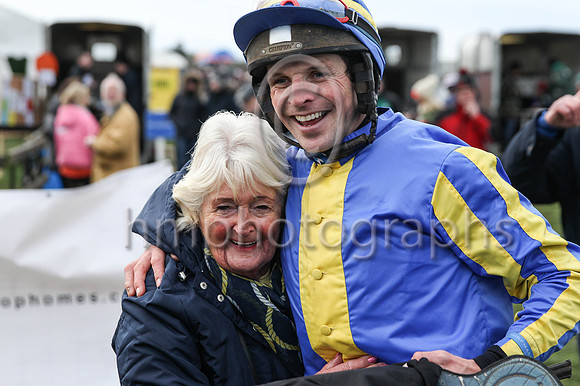 01st ROUND THE SQUARE and B G Crawford ( 10 , ROYAL BLUE,yellow stripe; royal blue &amp; yellow striped sleeves; royal blue &amp; yellow hooped cap ) Trainer: S.R.B. Crawford,, Owner : Crawford, Clair