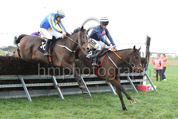 01st ROUND THE SQUARE and B G Crawford ( 10 , ROYAL BLUE,yellow stripe; royal blue &amp; yellow striped sleeves; royal blue &amp; yellow hooped cap ) Trainer: S.R.B. Crawford,, Owner : Crawford, Clair