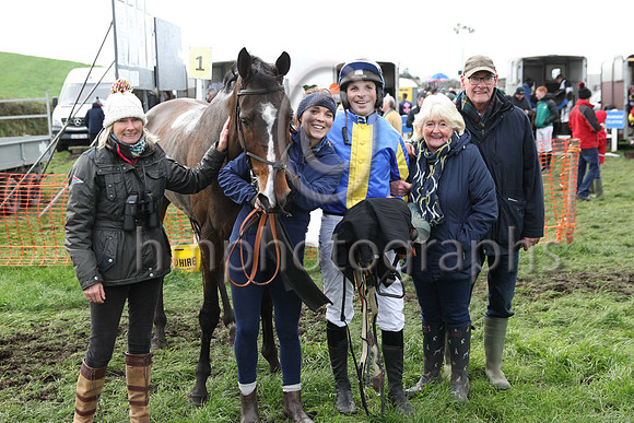 01st ROUND THE SQUARE and B G Crawford ( 10 , ROYAL BLUE,yellow stripe; royal blue &amp; yellow striped sleeves; royal blue &amp; yellow hooped cap ) Trainer: S.R.B. Crawford,, Owner : Crawford, Clair