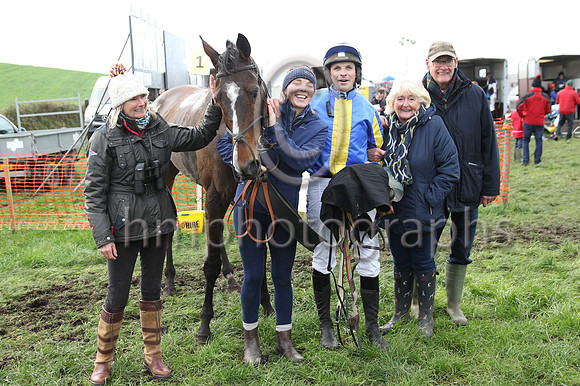 01st ROUND THE SQUARE and B G Crawford ( 10 , ROYAL BLUE,yellow stripe; royal blue &amp; yellow striped sleeves; royal blue &amp; yellow hooped cap ) Trainer: S.R.B. Crawford,, Owner : Crawford, Clair