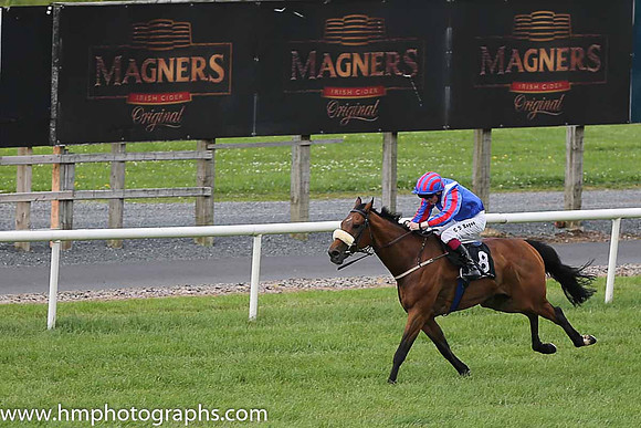 01st Cheers Buddy ( 8 , royal blue, white epaulettes ) and C.D. Hayes - Trainer : Lee Smyth - Owner : Miss Y Lowe