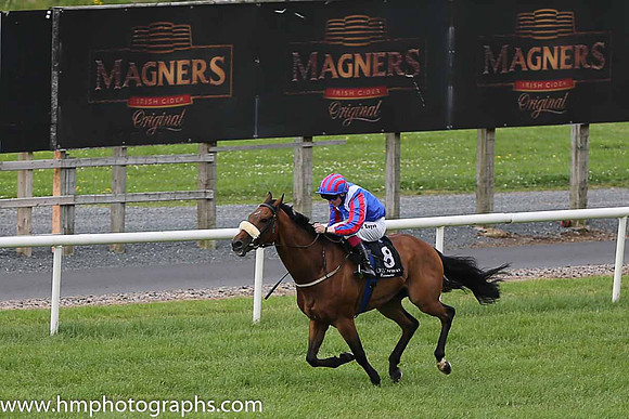 01st Cheers Buddy ( 8 , royal blue, white epaulettes ) and C.D. Hayes - Trainer : Lee Smyth - Owner : Miss Y Lowe