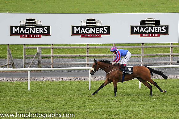 01st Cheers Buddy ( 8 , royal blue, white epaulettes ) and C.D. Hayes - Trainer : Lee Smyth - Owner : Miss Y Lowe