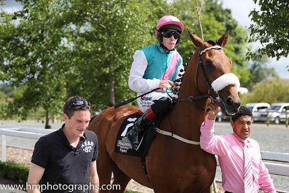10th Tuk Tuk (GB) ( 7 , emerald green , pink sash ) and L.F. Roche - Trainer : D. K. Weld - Owner : K. Abdullah