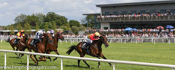 01st Lake Champlain ( 3 , yellow, red epaulettes ) and F.M. Berry - Trainer : Mrs John Harrington - Owner : Anamoine Limited