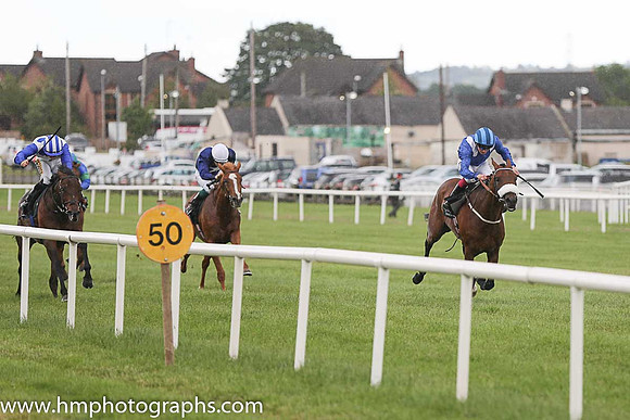01st Mufrad ( 5 , royal blue, white epaulettes ) and C.D. Hayes - Trainer : Kevin Prendergast - Owner : Hamdan Al Maktoum