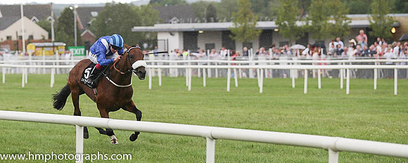 01st Mufrad ( 5 , royal blue, white epaulettes ) and C.D. Hayes - Trainer : Kevin Prendergast - Owner : Hamdan Al Maktoum