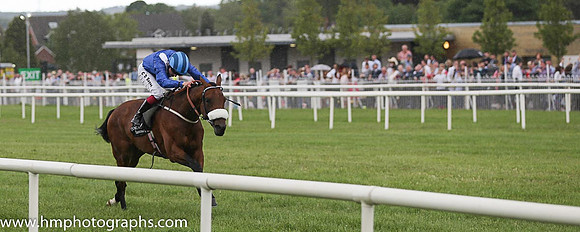 01st Mufrad ( 5 , royal blue, white epaulettes ) and C.D. Hayes - Trainer : Kevin Prendergast - Owner : Hamdan Al Maktoum