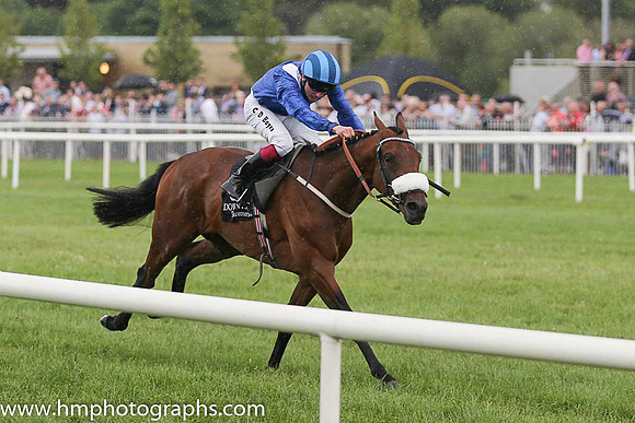 01st Mufrad ( 5 , royal blue, white epaulettes ) and C.D. Hayes - Trainer : Kevin Prendergast - Owner : Hamdan Al Maktoum