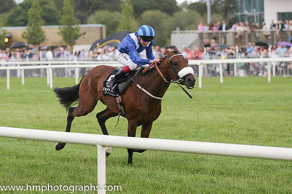 01st Mufrad ( 5 , royal blue, white epaulettes ) and C.D. Hayes - Trainer : Kevin Prendergast - Owner : Hamdan Al Maktoum